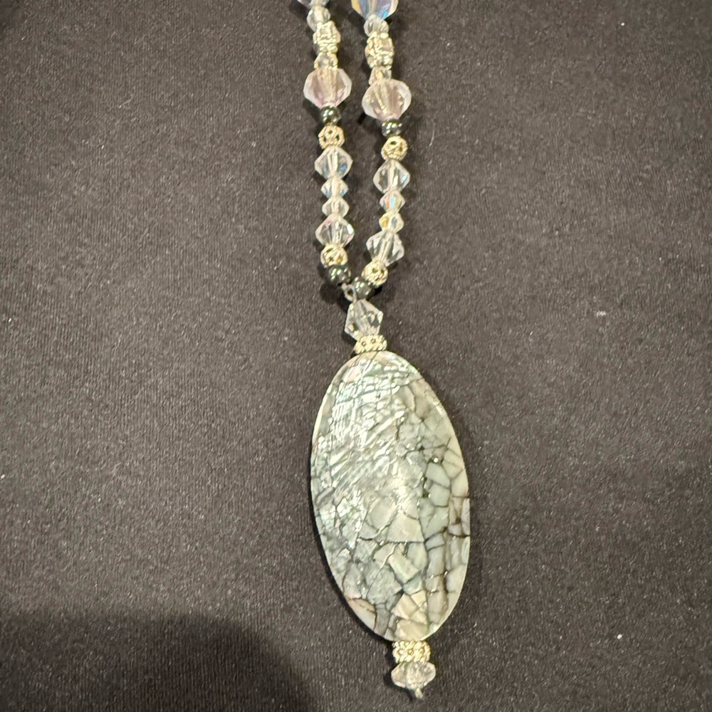 Elegant Vintage Abalone Pendant Necklace with Crystal Beads - Picture 5 of 16
